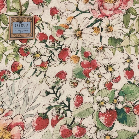 Begonia Market Reusable Tote Strawberries Pattern - Picture 5 of 6